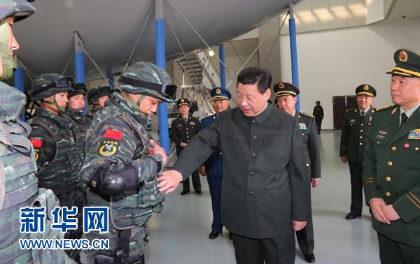 這是習近平同特戰(zhàn)隊員親切交談，詳細詢問他們的教學訓練和生活情況。