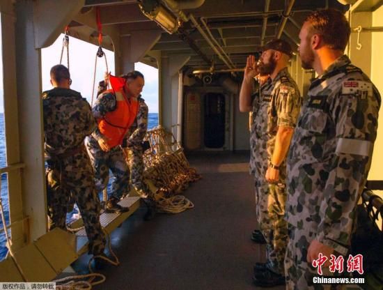 　據(jù)澳大利亞海軍4月11日發(fā)布的圖片顯示，中澳海軍海上聯(lián)合搜尋失聯(lián)客機(jī)。據(jù)悉，澳大利亞總理當(dāng)天表示，澳方執(zhí)行搜尋失聯(lián)客機(jī)任務(wù)的搜救人員已獲知黑匣子的大致位置。