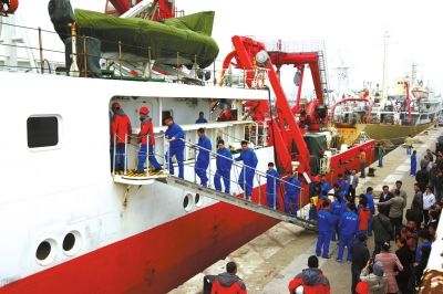  4月8日，“科學(xué)號(hào)”科學(xué)考察船從青島市中苑碼頭啟航，赴沖繩海槽區(qū)域進(jìn)行科學(xué)考察。圖/CFP