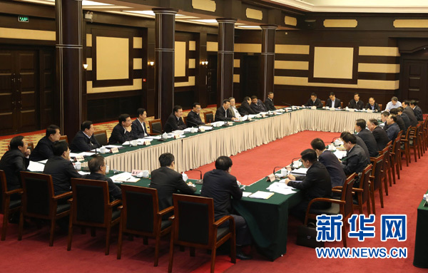 4月28日，中共中央政治局常委、國務(wù)院總理李克強(qiáng)在重慶主持召開座談會