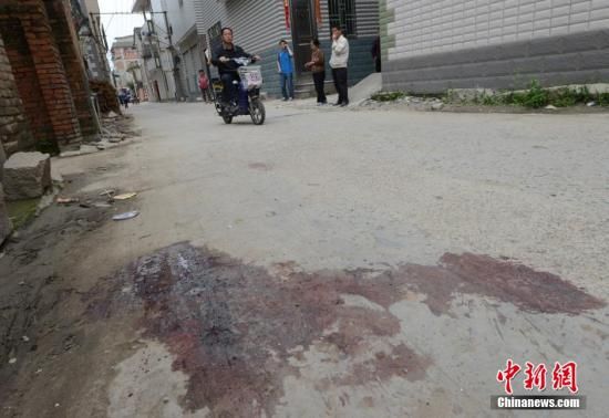4月28日，福建省福州市閩侯縣發(fā)生一起惡性駕車撞人事件，圖為事發(fā)現(xiàn)場血跡斑斑。中新社發(fā) 劉可耕 攝