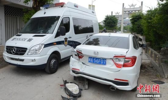  4月28日，福建省福州市閩侯縣發(fā)生一起惡性駕車撞人事件，圖為被撞車輛損毀嚴(yán)重。經(jīng)初查，該肇事男子叫林某新（漢族，37歲，福州長樂人），因婚姻問題，情緒失控，駕車從閩侯縣青口鎮(zhèn)往尚干鎮(zhèn)方向，沿奔馳大道行駛，連續(xù)撞人。中新社發(fā) 劉可耕 攝