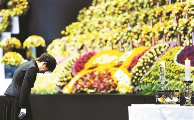 4月29日，韓國(guó)總統(tǒng)樸槿惠為“歲月”號(hào)沉沒客輪死難者默哀圖片/IC