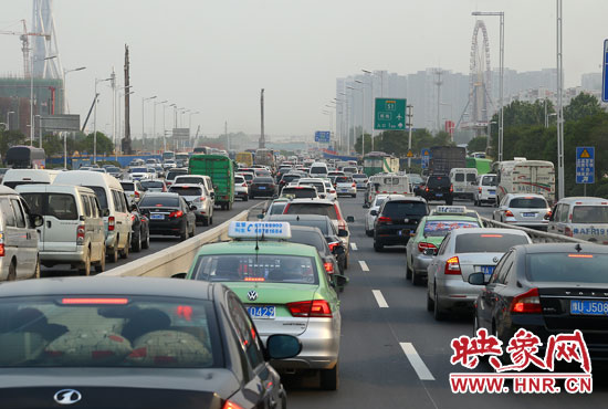 5月1日零時(shí)至3日24時(shí)，全省高速公路安全平穩(wěn)運(yùn)行，累計(jì)車流量440.53萬輛。
