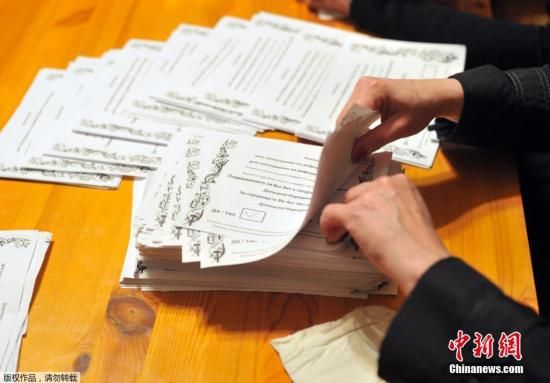　　當(dāng)?shù)貢r(shí)間2014年5月11日，烏克蘭東部地區(qū)選舉工作人員開(kāi)始公投計(jì)票工作。