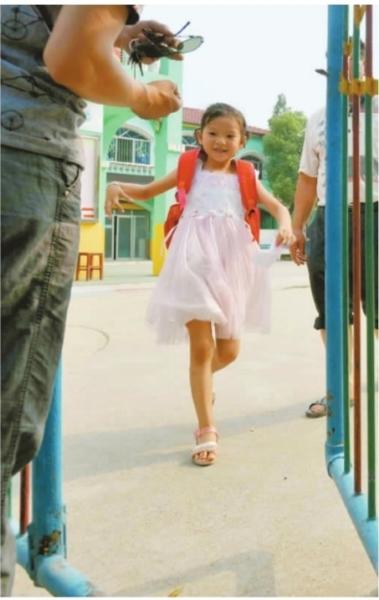 　　昨日，潛江市浩口鎮(zhèn)第三小學(xué)已被戒嚴，下午幼兒園學(xué)生放學(xué)時，一些家長前來接孩子