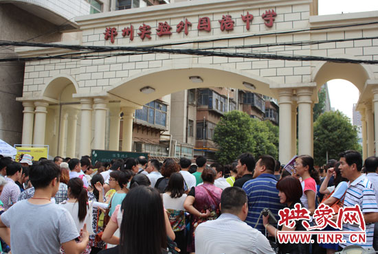 考試快結(jié)束時(shí)，陪考的家長涌入學(xué)校接孩子。