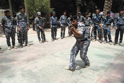 　5日，伊拉克巴格達(dá)，新招募的安全部隊(duì)成員進(jìn)行訓(xùn)練。