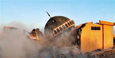 ISIS武裝人員駕駛推土機推倒一座清真寺的墻體。