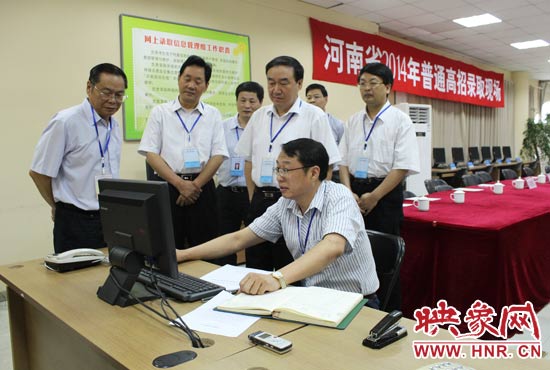 副省長徐濟超在高招錄取現(xiàn)場聽取工作人員匯報。