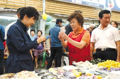 5日，韓國首爾，韓國總統(tǒng)樸槿惠在中秋前視察市場，購買過節(jié)食品。