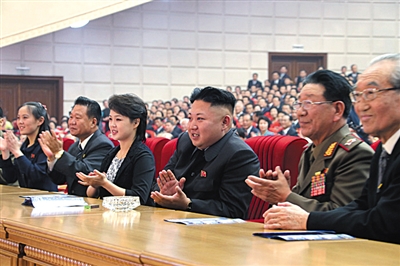　5月19日，金正恩和夫人李雪主觀看演出，金與正（左一）坐在金正恩右邊第三個位置。