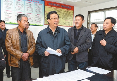11月25日下午，省委書記、省人大常委會主任郭庚茂在延津縣石婆固鎮(zhèn)集北村與村民親切交談。