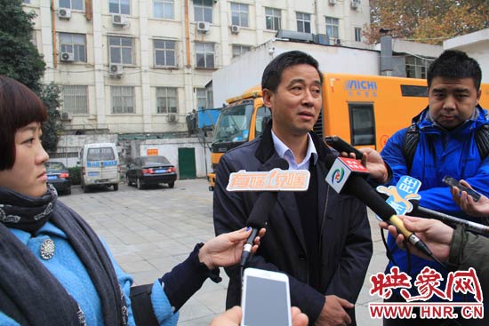 鄭州城市管理局行政執(zhí)法監(jiān)察支隊(duì)二大隊(duì)副大隊(duì)長(zhǎng)杜陸水就“河南省人民會(huì)堂違法戶外廣告”一事，接受媒體采訪