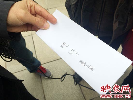 經(jīng)過(guò)初步測(cè)量，河南省人民會(huì)堂主樓的違法廣告牌面積為910平米。