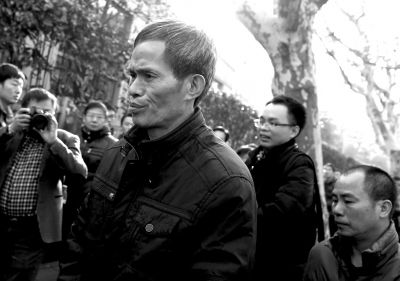 被告人林森浩的父親林尊耀準(zhǔn)備進(jìn)入法院。