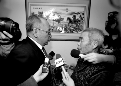 15日，內(nèi)蒙古高院副院長(zhǎng)趙建平（左）帶隊(duì)向呼格吉勒?qǐng)D父母送達(dá)再審法律文書。