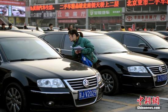 1月23日，北京亞運(yùn)村汽車交易市場(chǎng)中拓拍賣停車場(chǎng)上人頭攢動(dòng)。