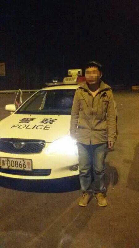 男子被父親拋棄后，在高速交警的幫助下才得以回家。