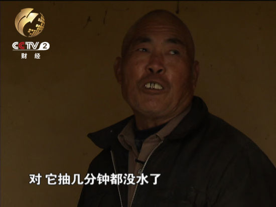 即使是有水的水井也并不能使用劉克升告訴記者這些有水的水井水量都太小抽不了幾分鐘就沒(méi)水了 即使是有水的水井也并不能使用劉克升告訴記者這些有水的水井水量都太小抽不了幾分鐘就沒(méi)水了