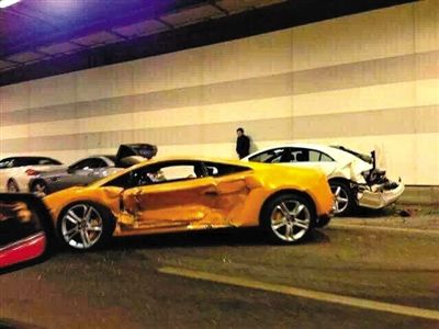 一目擊者出示照片，隧道內(nèi)，事發(fā)時(shí)還停著多輛車，其中一輛黃色豪車車門明顯內(nèi)凹，另一白色車車尾損毀嚴(yán)重。