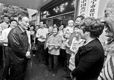 5月8日，王岐山與海寧市鹽官鎮(zhèn)桃園村黨委班子成員、老黨員和群眾親切交流供圖/新華社