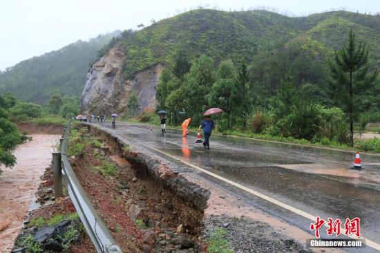 圖為5月19日，江西贛州石城縣珠坑鄉(xiāng)塘臺村通往福建寧化縣的公路出現(xiàn)塌方。陳小強(qiáng) 攝