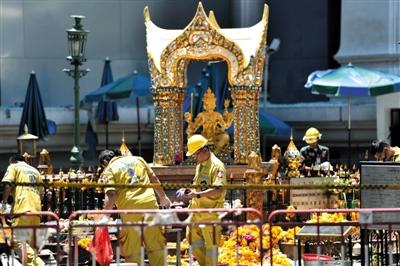18日，泰國曼谷四面佛前，救援人員在爆炸現(xiàn)場進行清理。四面佛附近17日晚發(fā)生爆炸，造成6名中國公民死亡，20余人受傷。