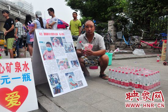 一名紅衣女子將200元錢(qián)塞到李俊強(qiáng)手里，沒(méi)有去接他遞過(guò)去的水，隨后轉(zhuǎn)身走了。