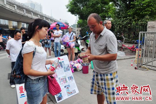 一名市民在買(mǎi)水。