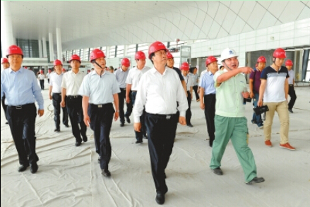 8月31日上午，郭庚茂謝伏瞻等察看鄭州機場二期工程建設(shè)情況。