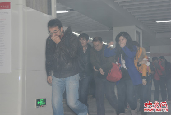 演習(xí)中，地鐵乘客從地鐵車廂中跑出。