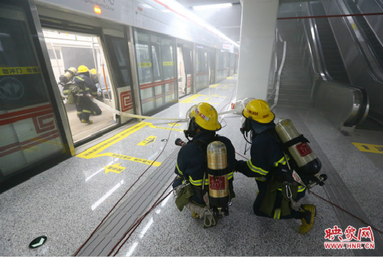 人員疏散完畢后，消防隊員開始滅火