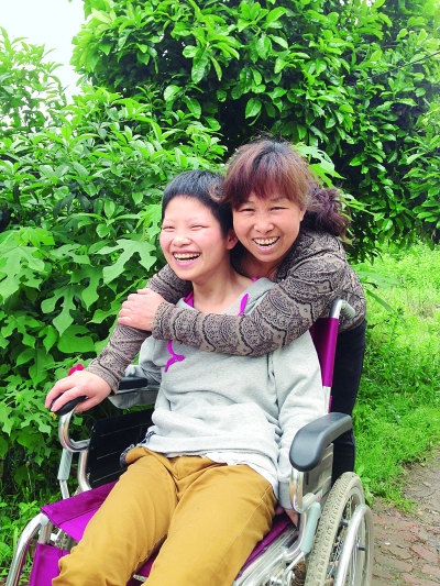 黃揚(yáng)和母親許秀梅在陽光下好開心。（黃珊攝）