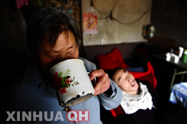 3月29日，楊林睡著了，母親邵秀景喝上一口水。