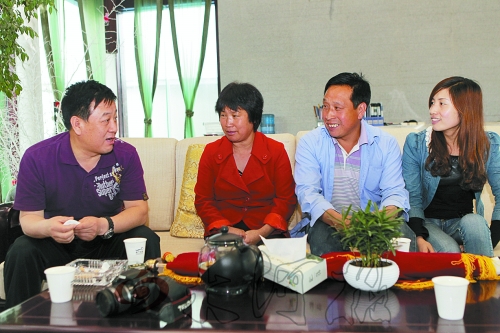 網(wǎng)友“奇石頑童”與牛松玲、郭新成夫婦