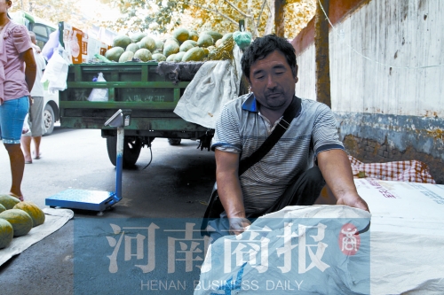 錢(qián)包就裝在這個(gè)編織袋里，枕在老陳頭下，沒(méi)想到還是被偷走了 實(shí)習(xí)生 唐韜/攝
