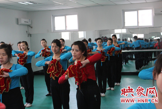 舞蹈室里，張巧英正在糾正學(xué)生的舞蹈動作