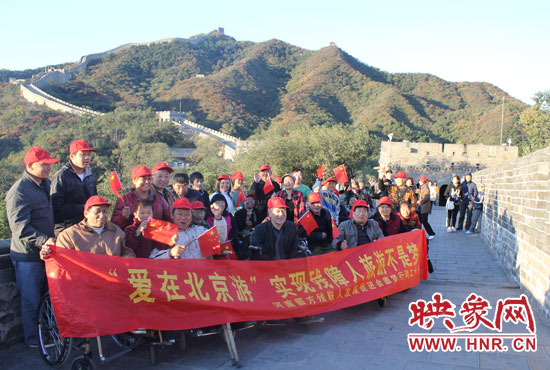 旅游對(duì)于殘疾人朋友來(lái)說(shuō)比正常人要困難許多，2011年，劉小琴帶領(lǐng)殘障朋友登上了長(zhǎng)城。