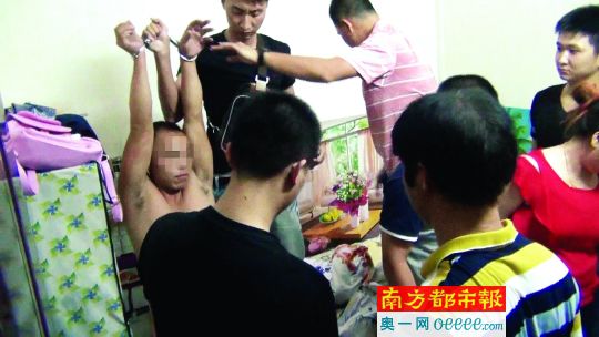 警方破門抓捕時(shí)，販毒嫌疑人未某洪正躺在床上吸毒、嫖娼。