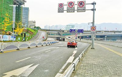 12月18日，本報記者駕車經(jīng)過江北嘴千廝門大橋匝道附近道路和財信廣場旁支路體驗時，收音機里能聽到神秘的路況提示音。本報記者