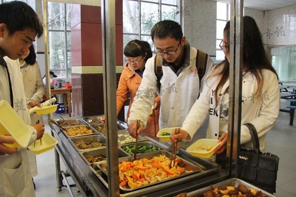 大學食堂現(xiàn)神級“黑暗料理”:橙子炒肉 大學食堂現(xiàn)神級“黑暗料理”:橙子炒肉