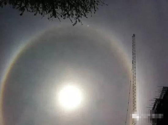 上?，F(xiàn)UFO 專家稱光圈是日暈亮點或是飛行器(圖)