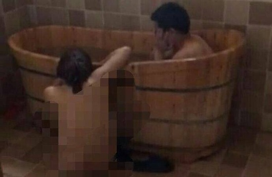 視頻顯示，一男一女赤身裸體地在浴盆中洗澡。