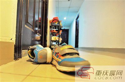 出事小孩的鞋子凌亂地擺放在自家門前。