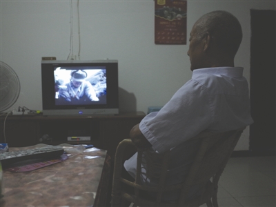 昨日，古藺，69歲的楊正元獨自在家看電視