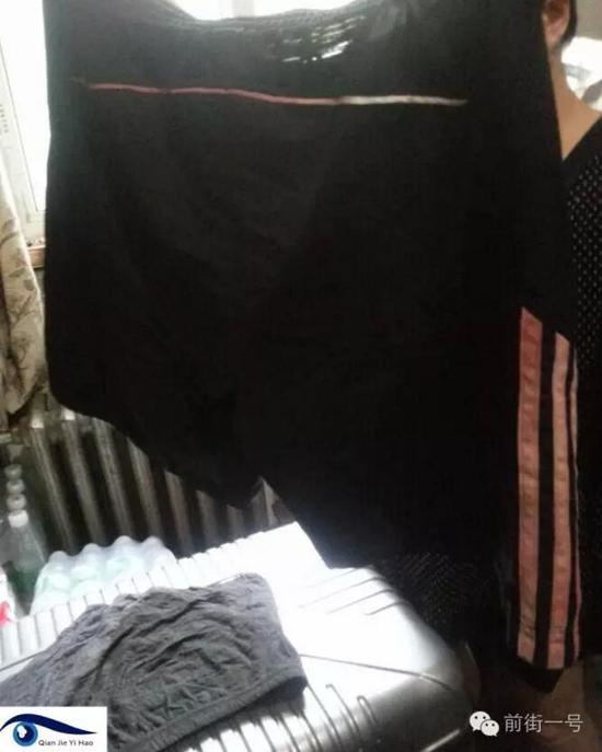 李律師所穿褲子也沾染血跡。