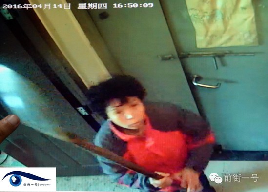 監(jiān)控視頻拍下李亞榮打砸監(jiān)控探頭的過程。