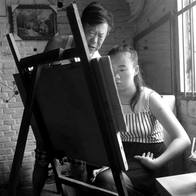 　女兒畫畫，父親在一旁指導
