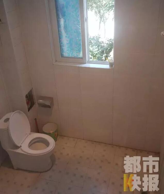 西安市戶縣草堂鎮(zhèn)的李家?guī)r村，有多戶人家經(jīng)營著農(nóng)家樂，但昨晚發(fā)生的這件事情打破了這里的寧靜。村民：“縣上的、鎮(zhèn)上的警察，還有村干部好多人在那兒，說是女的在衛(wèi)生間生產(chǎn)，把娃從窗子扔下來。”農(nóng)家樂員工：“(聽說)直接從二樓扔下來了，呀，太殘忍了?！弊蛲淼氖?，很多人今早才聽說，震驚之余更感到惋惜。記者今天在高冠西五巷口找到了大家所說的農(nóng)家樂，一夜過去了，作為和那名女顧客有過交集的老板娘，心情仍然很沉重。